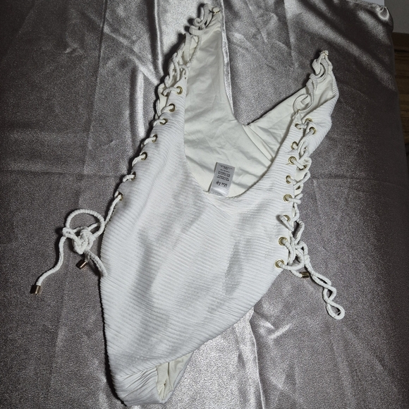 Blue Life‎ White Bodysuit with High-Cut Design and Side Cutouts - Picture 5 of 5